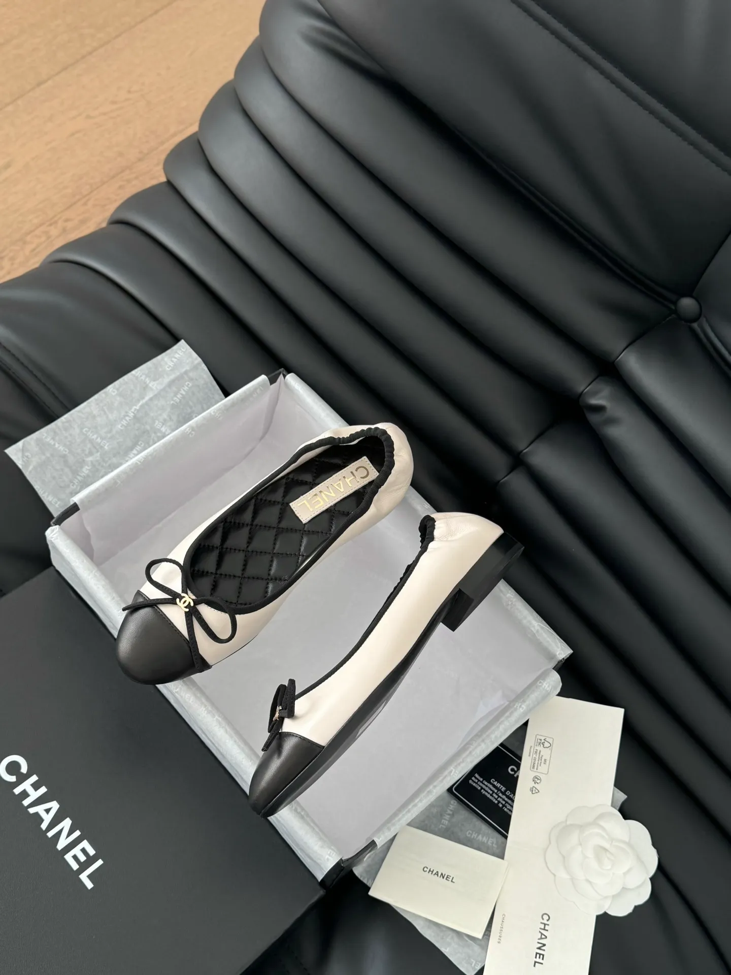 👟👟Ex-factory price 520👟👟 Chanel Xiaoxiang 25C new bow shoe series, original 1:1 replica, a classic among classics. It is perfect whether paired with trousers or skirts. The small round toe design is very good at modifying the foot shape. A must-have for little fairies! The upper is made of imported lambskin, the lining is made of top-grade mixed sheepskin, and the outsole is imported Italian cowhide. Size: 35-39 (40/41/42/43 customized)